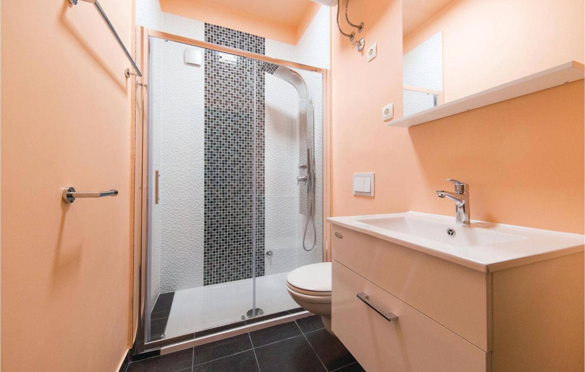 Amazing Apartment In Kastel Stafilic With Jacuzzi Kaštela Eksteriør bilde