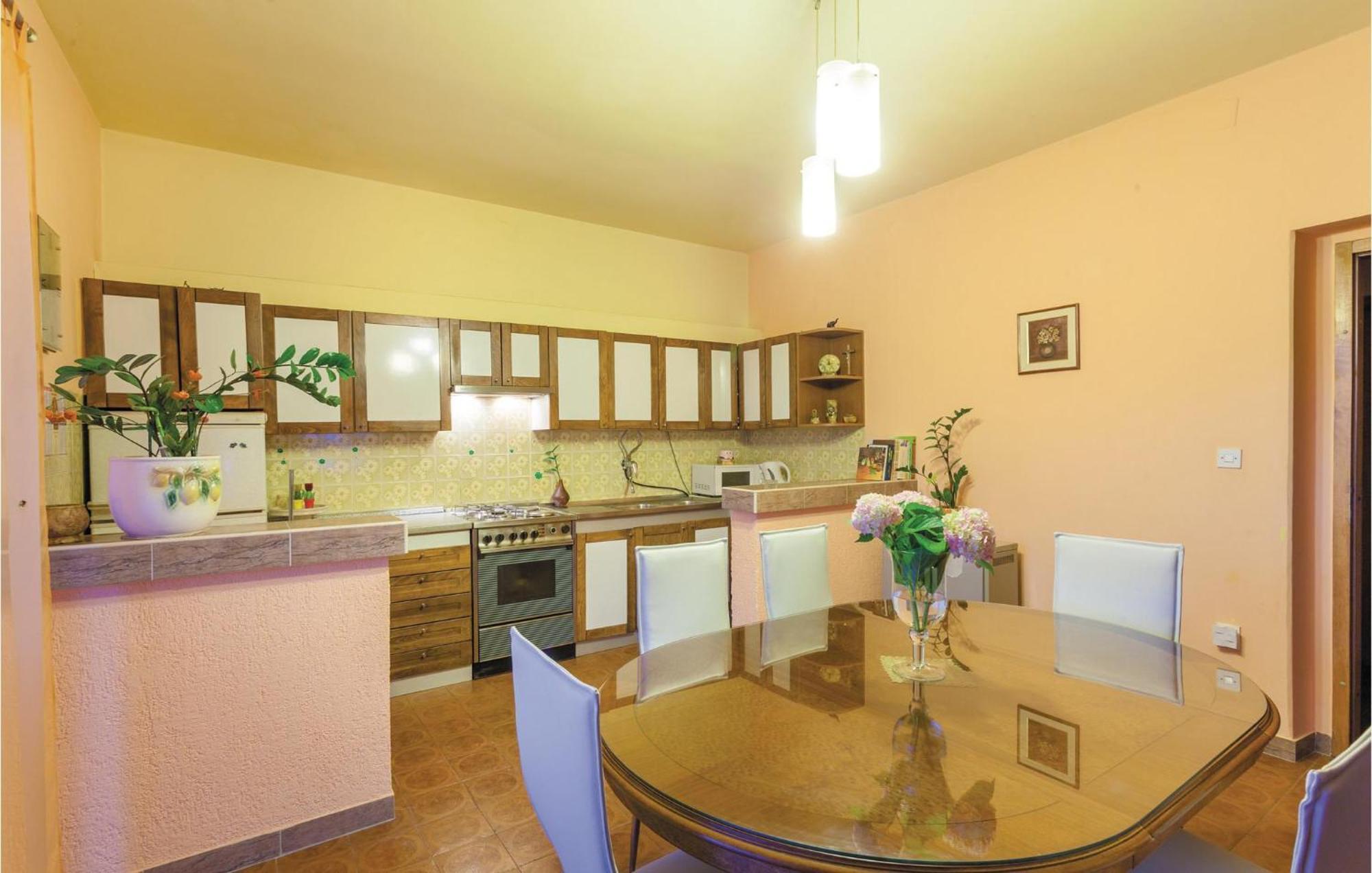 Amazing Apartment In Kastel Stafilic With Jacuzzi Kaštela Eksteriør bilde