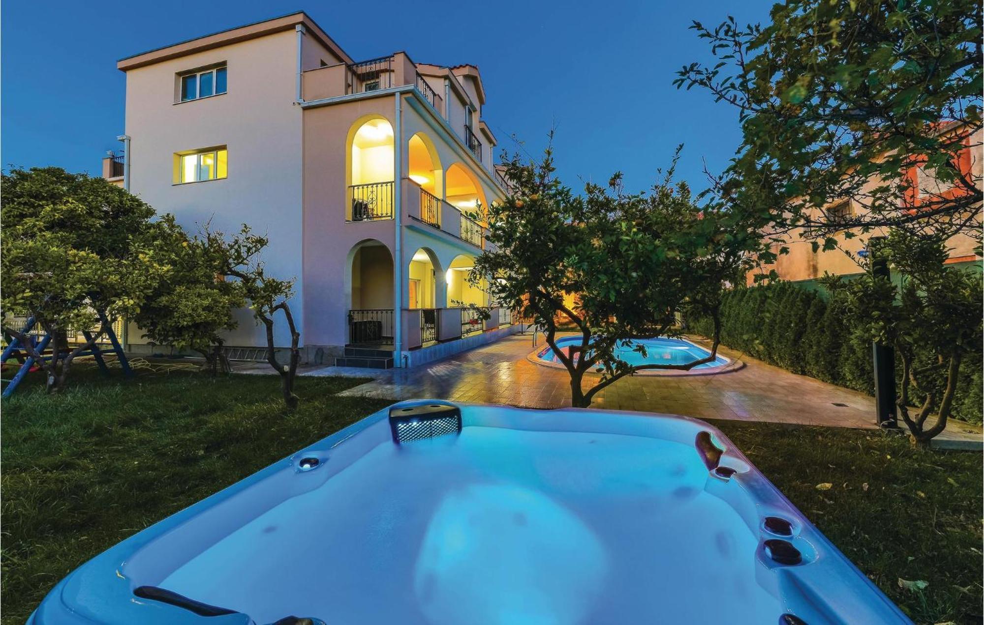Amazing Apartment In Kastel Stafilic With Jacuzzi Kaštela Eksteriør bilde