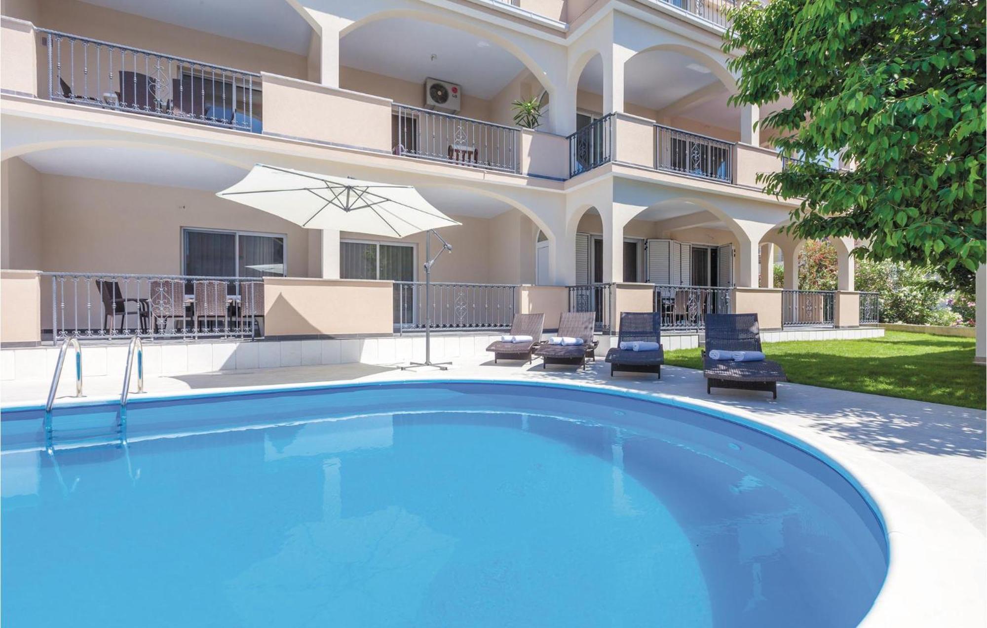 Amazing Apartment In Kastel Stafilic With Jacuzzi Kaštela Eksteriør bilde