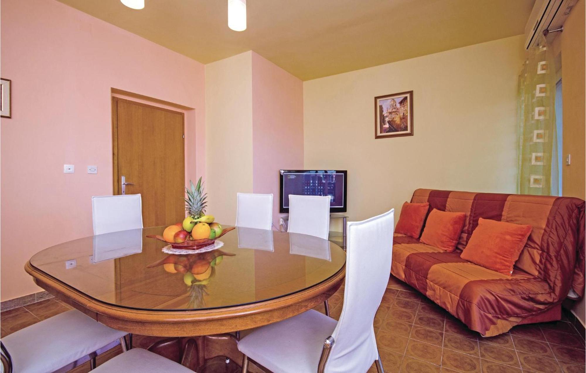 Amazing Apartment In Kastel Stafilic With Jacuzzi Kaštela Eksteriør bilde