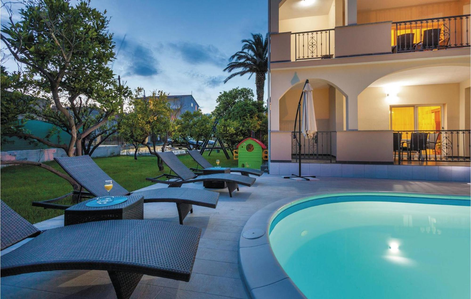 Amazing Apartment In Kastel Stafilic With Jacuzzi Kaštela Eksteriør bilde
