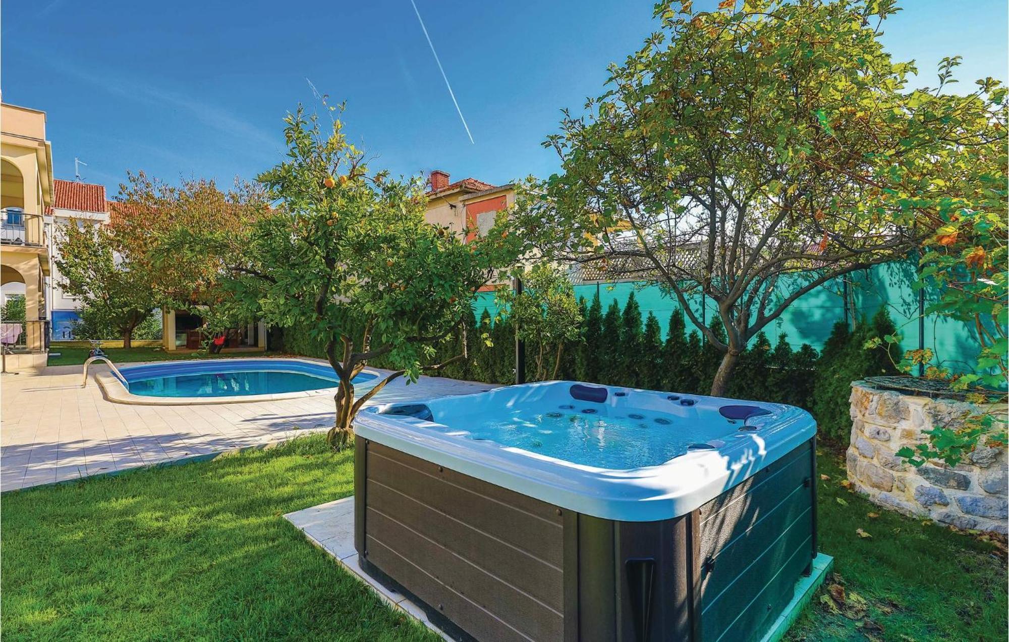 Amazing Apartment In Kastel Stafilic With Jacuzzi Kaštela Eksteriør bilde