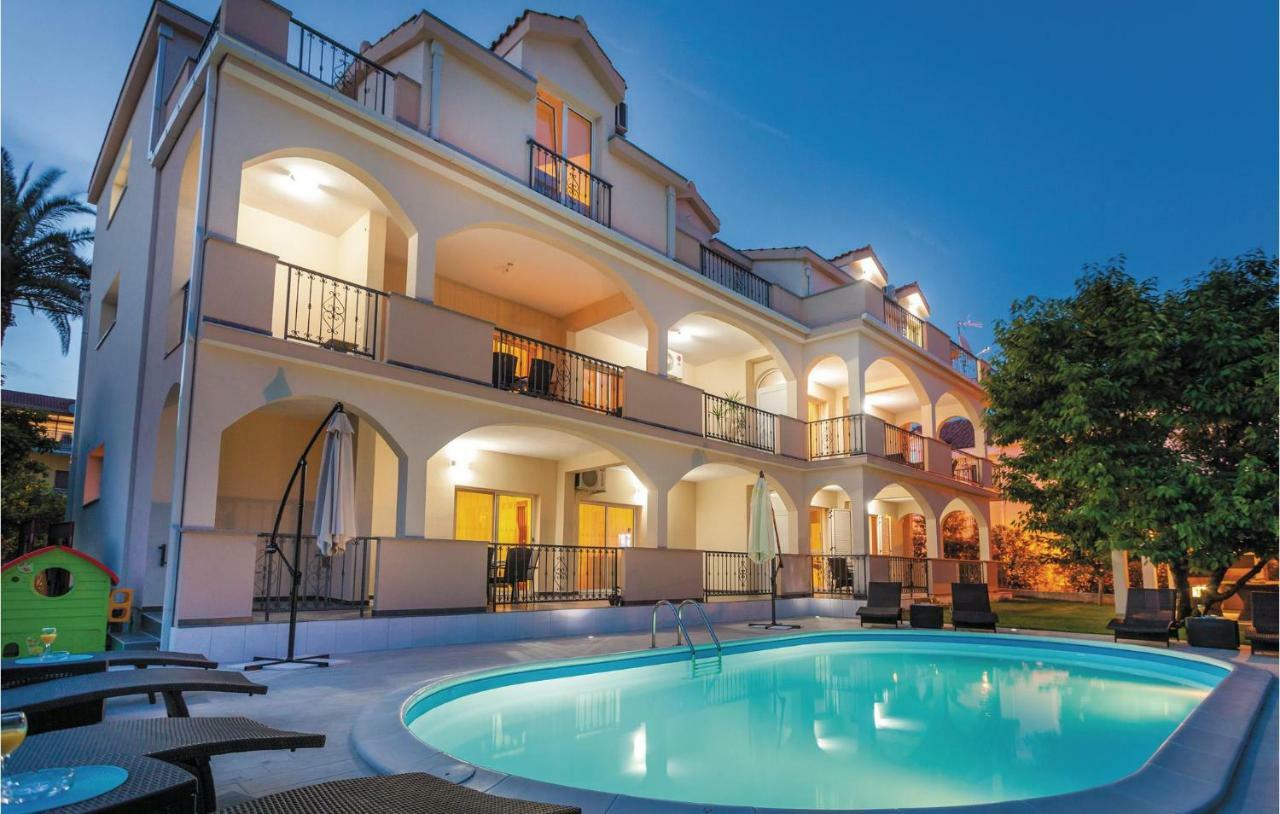 Amazing Apartment In Kastel Stafilic With Jacuzzi Kaštela Eksteriør bilde